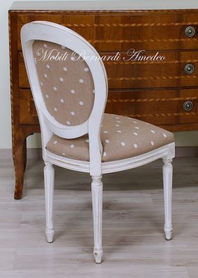 Sedia poltroncina in legno stile classico con finitura molto anticata e consumata tipo shabby